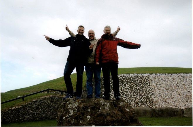 Die drei Reiseleiter vor der Grabanlage von Newgrange